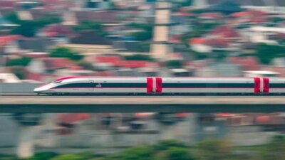 kereta-cepat-whoosh-tertekan-utang,-pakar-minta-pemerintah-bentuk-bumn-infrastruktur-baru