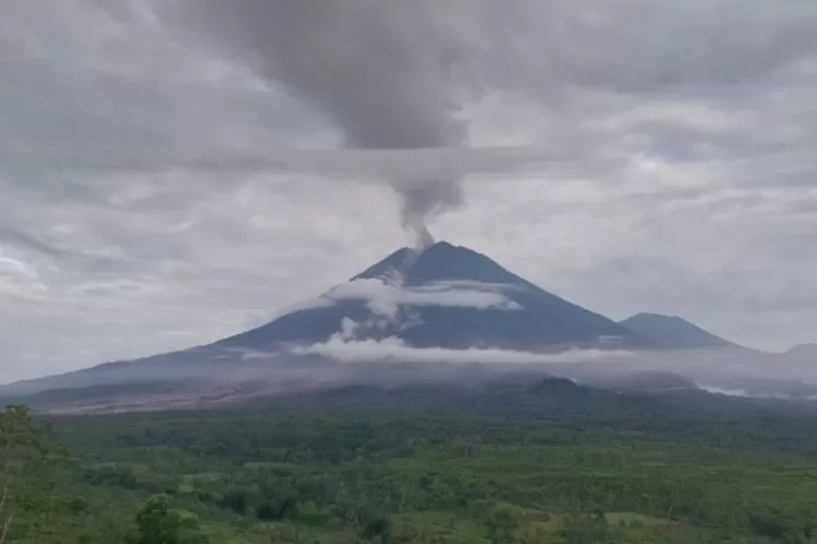awan-panas-capai-13-km,-gunung-semeru-masuk-level-awas-dan-pendakian-ditutup