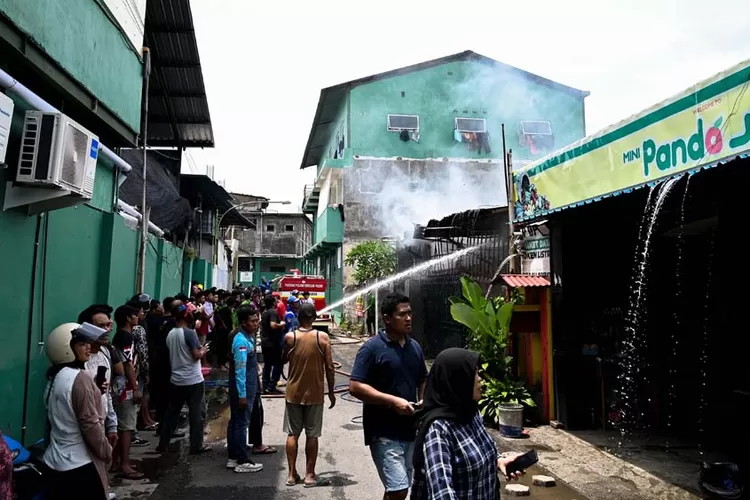 gas-elpiji-bocor,-gudang-perabotan-dekat-ponpes-adz-dzikra-banyuwangi-terbakar