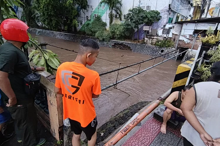 hujan-deras-kembali-mengguyur-kota-banyuwangi,-warga-bantaran-sungai-bagong-waswas-banjir-susulan