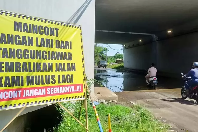 jalan-rusak-imbas-proyek-tol-probowangi,-warga-probolinggo-pasang-banner-protes-tuntut-perbaikan