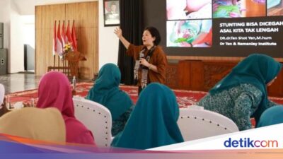 ratusan-kader-posyandu-banyuwangi-belajar-gizi-bareng-dr-tan-shot-yen