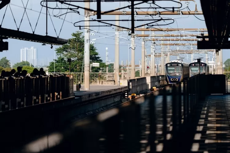 mrt-jakarta-terganggu-pohon-tumbang,-524-penumpang-dievakuasi-dan-layanan-berangsur-normal