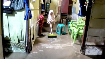 hujan-deras-picu-banjir-di-lingkungan-lebak-tukangkayu,-warga-kembali-waswas-meski-tanggul-kalilo-banyuwangi-sudah-ditinggikan