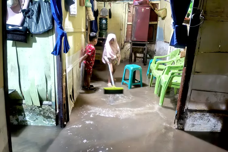 hujan-deras-picu-banjir-di-lingkungan-lebak-tukangkayu,-warga-kembali-waswas-meski-tanggul-kalilo-banyuwangi-sudah-ditinggikan