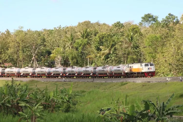 pengangkutan-avtur-via-kereta-api-naik-9-persen,-dukungan-penting-bagi-penerbangan-nasional