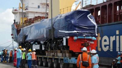 14-lokomotif-baru-cc-205-tiba-di-sumatra,-pasokan-energi-jawa-bali-makin-andal