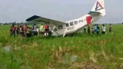 pesawat-jatuh-di-sawah-karawang,-5-awak-selamat:-sempat-berputar-putar-di-udara-sebelum-mendarat-darurat