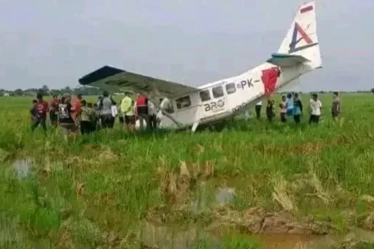 pesawat-jatuh-di-sawah-karawang,-5-awak-selamat:-sempat-berputar-putar-di-udara-sebelum-mendarat-darurat