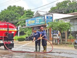 Jalan Berlumpur di Jembatan Mayit Dikeluhkan Warga, Damkarmat Genteng Kerahkan Ribuan Liter Air