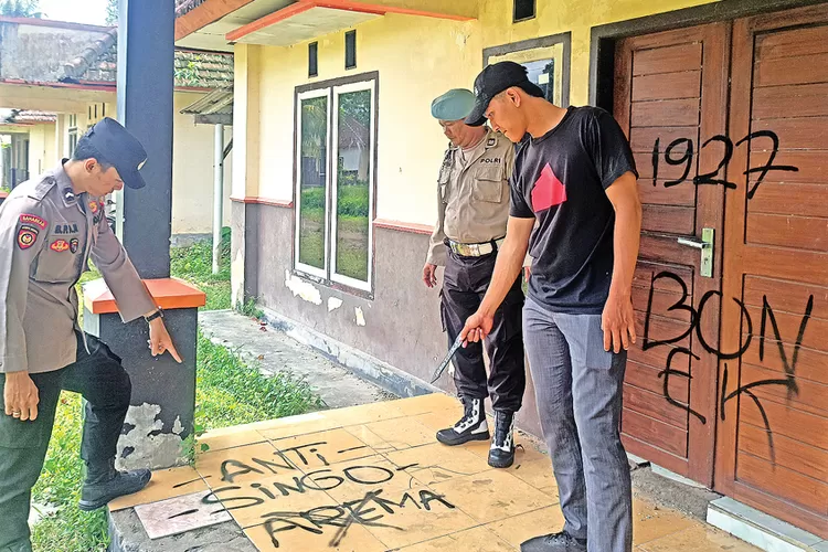 dua-aksi-vandalisme-guncang-cluring:-rumah-dinas-perhutani-dan-mobil-warga-jadi-sasaran-otk