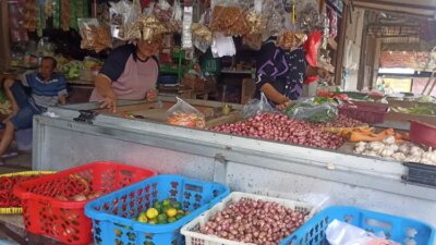 harga-cabai-hingga-daging-ayam-di-pasar-srono-melonjak-jelang-galungan-dan-nataru