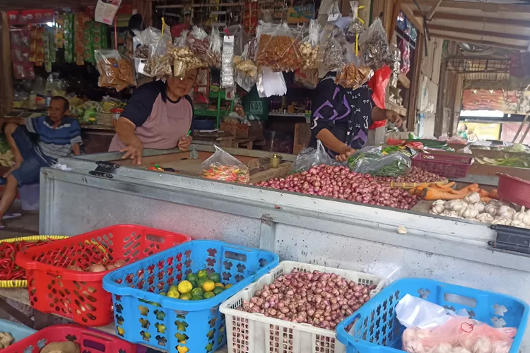 harga-cabai-hingga-daging-ayam-di-pasar-srono-melonjak-jelang-galungan-dan-nataru