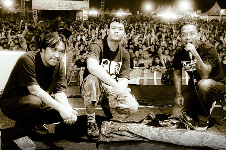 bling-satan,-band-punk-rock-surabaya-kembali-ke-akar-punk-rock-2005-di-tengah-drummer-sakit-keras-–-times-banyuwangi