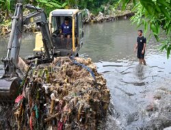 BPBD Banyuwangi Kerahkan Ekskavator Bersihkan Sungai Bagong Usai Banjir Rendam Rumah Warga Sobo