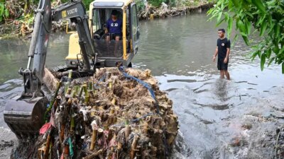 bpbd-banyuwangi-kerahkan-ekskavator-bersihkan-sungai-bagong-usai-banjir-rendam-rumah-warga-sobo