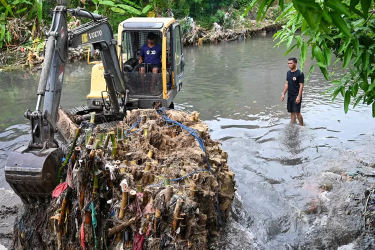 bpbd-banyuwangi-kerahkan-ekskavator-bersihkan-sungai-bagong-usai-banjir-rendam-rumah-warga-sobo