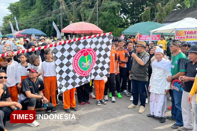 sudarman-pimpin-ribuan-guru-di-banyuwangi-rayakan-hari-guru-nasional-–-times-banyuwangi