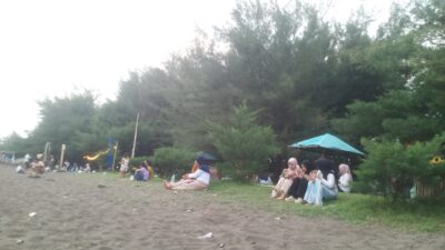 pantai-bimo-wonderful-kian-dipadati-wisatawan,-pengunjung-beri-masukan-untuk-fasilitas-dan-kebersihan