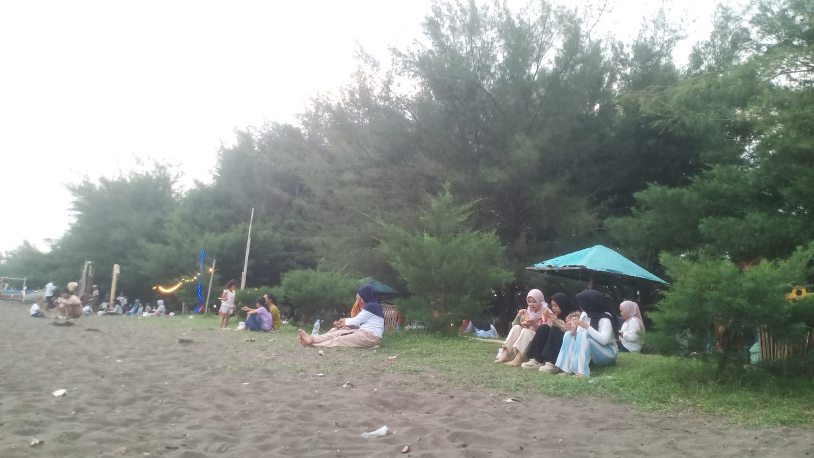 pantai-bimo-wonderful-kian-dipadati-wisatawan,-pengunjung-beri-masukan-untuk-fasilitas-dan-kebersihan