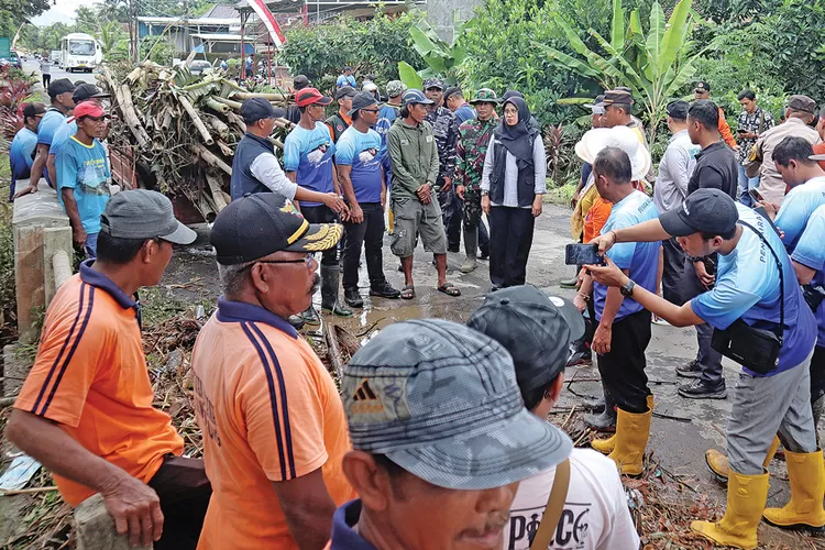 bupati-ipuk-tinjau-banjir-dan-longsor-di-banyuwangi:-perintahkan-normalisasi-sungai-dan-perbaikan-drainase