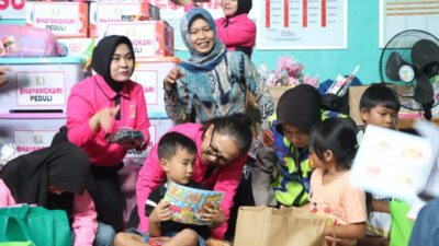 ketua-umum-bhayangkari-kunjungi-korban-tanah-longsor-situkung-banjarnegara-–-times-banyuwangi