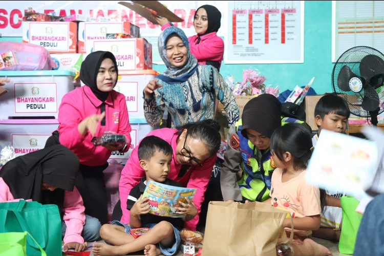 ketua-umum-bhayangkari-kunjungi-korban-tanah-longsor-situkung-banjarnegara-–-times-banyuwangi