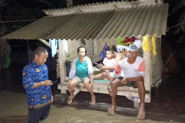 ratusan-kk-terdampak-banjir-di-banyuwangi,-bpbd-gerak-cepat-salurkan-bantuan-dan-lakukan-pembersihan