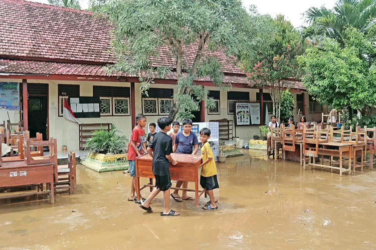 700-rumah-di-banyuwangi-terdampak-banjir,-sungai-apur-meluap-dan-longsor-gunung-gamping-tutup-akses-warga