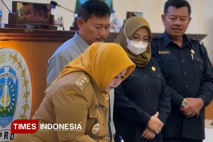 dok!-dprd-ponorogo-mengesahkan-perubahan-kedua-propemperda-2025-–-times-banyuwangi