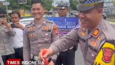 operasi-zebra-lodaya-2025-di-banjar,-pengendara-patuh-dihadiahi-coklat-dan-salak-–-times-banyuwangi