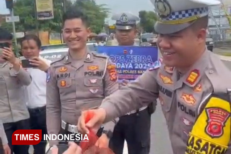 operasi-zebra-lodaya-2025-di-banjar,-pengendara-patuh-dihadiahi-coklat-dan-salak-–-times-banyuwangi