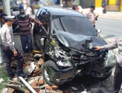 Avanza Alami Rem Blong di Depan Hotel Srono Indah, Tabrak Pemotor Scoopy hingga Terpelanting