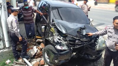 avanza-alami-rem-blong-di-depan-hotel-srono-indah,-tabrak-pemotor-scoopy-hingga-terpelanting