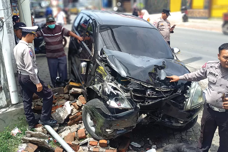 avanza-alami-rem-blong-di-depan-hotel-srono-indah,-tabrak-pemotor-scoopy-hingga-terpelanting