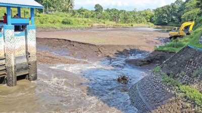 pemkab-banyuwangi-keruk-sedimen-dam-gembleng-untuk-cegah-banjir,-pengerjaan-terkendala-alat-berat-rusak