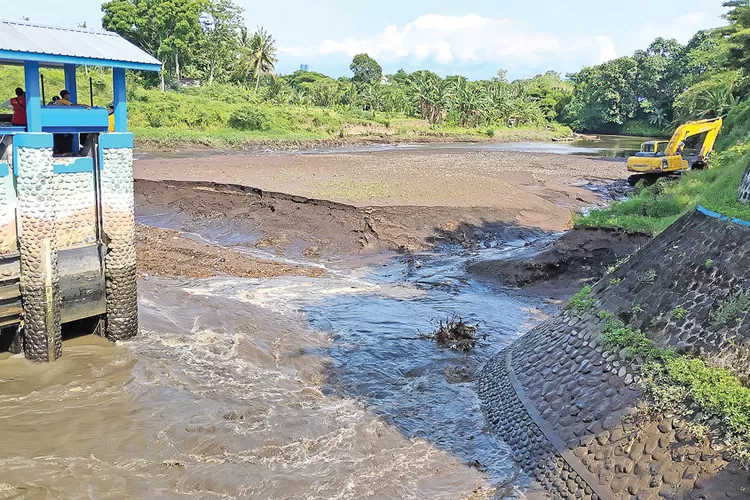 pemkab-banyuwangi-keruk-sedimen-dam-gembleng-untuk-cegah-banjir,-pengerjaan-terkendala-alat-berat-rusak
