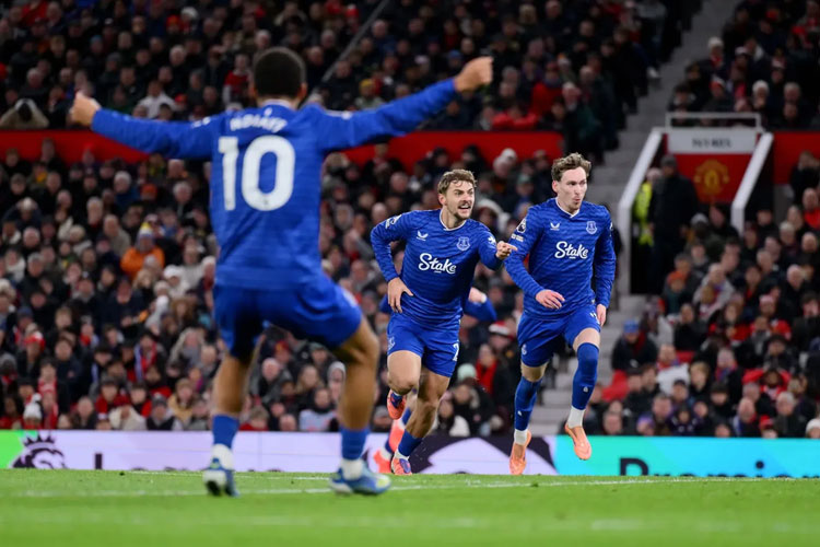 everton-tundukkan manchester-united-1-0,-laga-diwarnai-kartu-merah-gegara-menampar-rekan-sendiri-–-times-banyuwangi