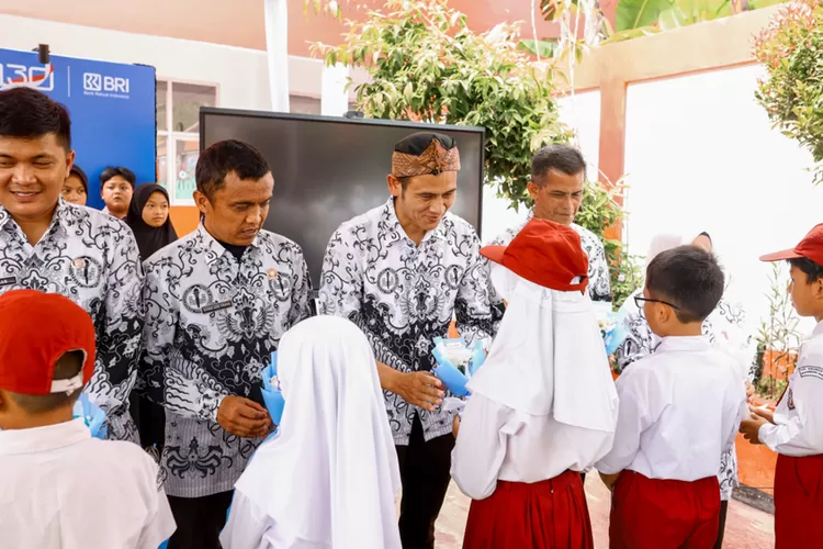 bri-peduli-rayakan-hari-guru-nasional-2025,-berikan-apresiasi-dan-dukungan-nyata-bagi-para-pendidik-di-bogor
