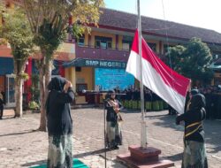 Guru SMPN 3 Rogojampi Jadi Petugas Upacara HGN 2025 & HUT PGRI Ke-80