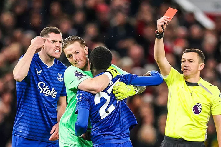 pemain-everton-saling-bentrok: moyes-santai,-amorim-ingin-pemain-mu-tunjukkan-spirit-yang-sama-–-times-banyuwangi