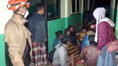 status-gunung-semeru-naik-ke-level-awas:-300-warga-mengungsi,-tiga-desa-terdampak-erupsi