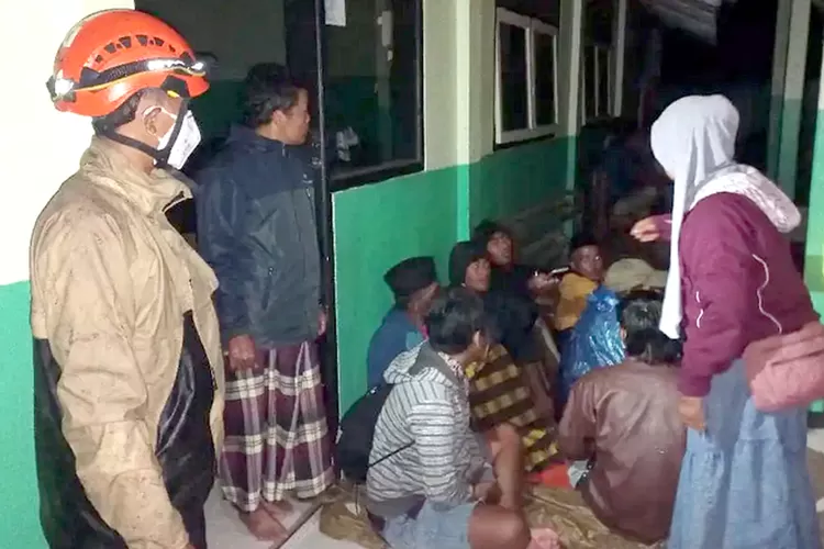 status-gunung-semeru-naik-ke-level-awas:-300-warga-mengungsi,-tiga-desa-terdampak-erupsi