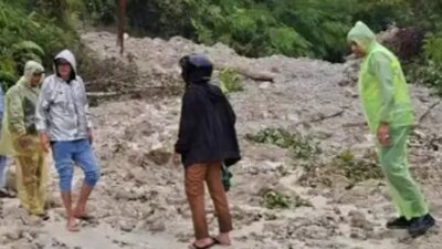 longsor-lumpuhkan-jalinsum-sipirok–tapanuli-utara,-antrean-kendaraan-mengular