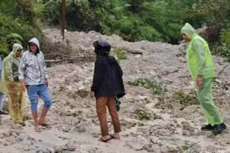 longsor-lumpuhkan-jalinsum-sipirok–tapanuli-utara,-antrean-kendaraan-mengular