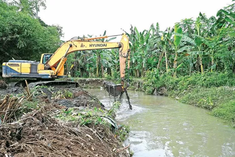 normalisasi-sungai-bagong-banyuwangi-dikebut,-alat-berat-dikerahkan-untuk-cegah-banjir-berulang
