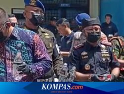 Momen Petugas Cium Barang Bukti Miras Ilegal Sebelum Dimusnahkan Bea Cukai Banyuwangi