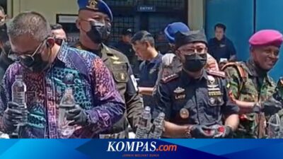 momen-petugas-cium-barang-bukti-miras-ilegal-sebelum-dimusnahkan-bea-cukai-banyuwangi