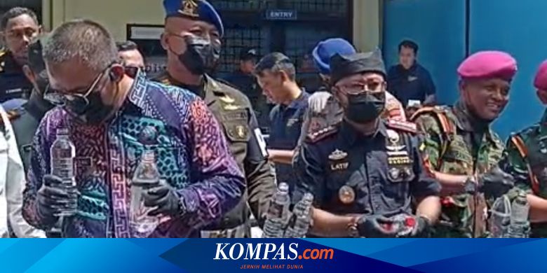 momen-petugas-cium-barang-bukti-miras-ilegal-sebelum-dimusnahkan-bea-cukai-banyuwangi