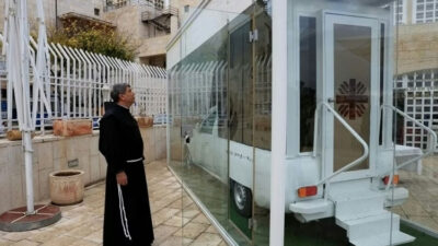 mobil-mendiang-paus-fransiskus-dijadikan-klinik-keliling-untuk-anak-anak-di-gaza-–-times-banyuwangi